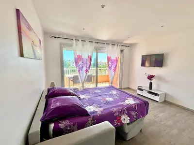 Un ou plusieurs lits dans un hébergement de l'établissement Grand studio climatisé, piscine, plage 5mn, parking gratuit