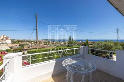 Balcon ou terrasse dans l'établissement Ref 2182 - Seasonal rental in Golfe-Juan - Villa 190 m