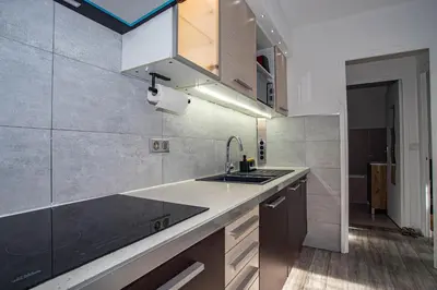 Cuisine ou kitchenette dans l'établissement Charmant 2p proche des plages, appartement Céladon