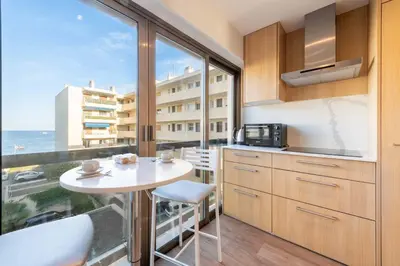 Cuisine ou kitchenette dans l'établissement Beautiful 2-Br Apartment Sea View Beaches Within Walking Distance