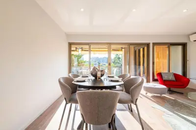 Coin salon dans l'établissement Beautiful 2-Br Apartment Sea View Beaches Within Walking Distance
