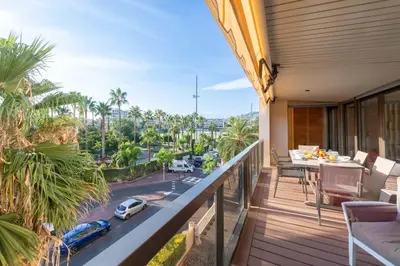 Balcon ou terrasse dans l'établissement Beautiful 2-Br Apartment Sea View Beaches Within Walking Distance