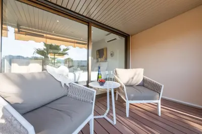 Balcon ou terrasse dans l'établissement Beautiful 2-Br Apartment Sea View Beaches Within Walking Distance