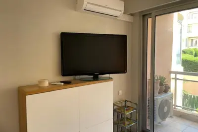 Télévision ou salle de divertissement dans l'établissement Apartment for 2 with balcony near beach