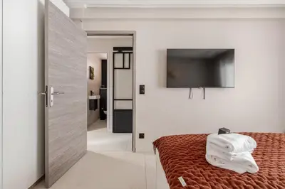 Un ou plusieurs lits dans un hébergement de l'établissement LX169 Design lumineux a deux pas de la Croisette
