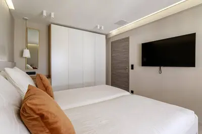 Télévision ou salle de divertissement dans l'établissement LX169 Design lumineux a deux pas de la Croisette