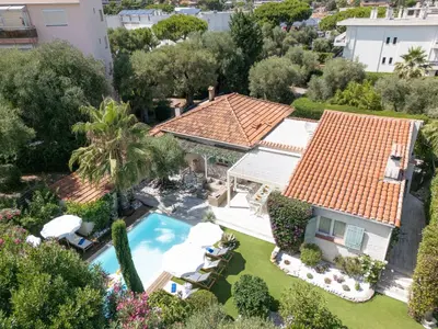 Piscine de l'établissement Azurenting - Villa 5 chambres - Juan-les-pins ou située à proximité