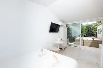 Télévision ou salle de divertissement dans l'établissement Azurenting - Villa 5 chambres - Juan-les-pins