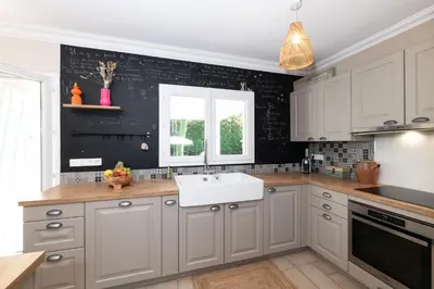 Cuisine ou kitchenette dans l'établissement Azurenting - Villa 5 chambres - Juan-les-pins