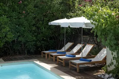 Piscine de l'établissement Azurenting - Villa 5 chambres - Juan-les-pins ou située à proximité