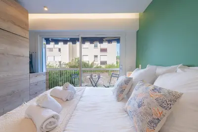 Un ou plusieurs lits dans un hébergement de l'établissement 1-Br Apartment Quiet Setting Near City Center