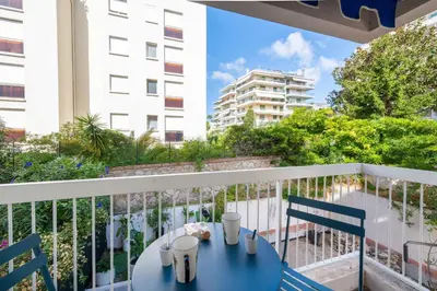 Balcon ou terrasse dans l'établissement 1-Br Apartment Quiet Setting Near City Center