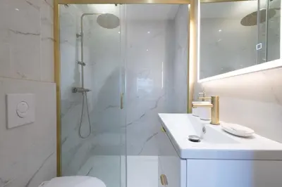 Salle de bains dans l'établissement 1-Br Apartment Quiet Setting Near City Center