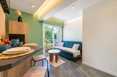 Coin salon dans l'établissement 1-Br Apartment Quiet Setting Near City Center