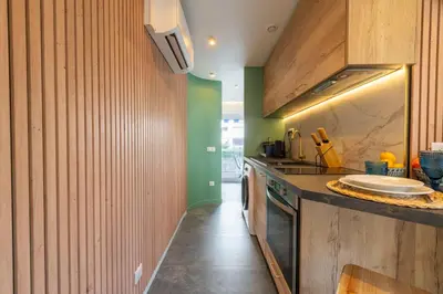 Cuisine ou kitchenette dans l'établissement 1-Br Apartment Quiet Setting Near City Center