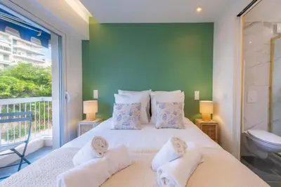 Un ou plusieurs lits dans un hébergement de l'établissement 1-Br Apartment Quiet Setting Near City Center