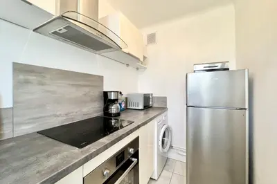 Cuisine ou kitchenette dans l'établissement Beautiful T2 large terrace near Center & sea
