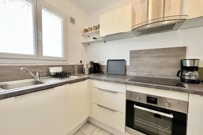 Cuisine ou kitchenette dans l'établissement Beautiful T2 large terrace near Center & sea