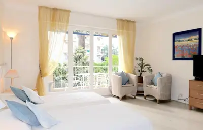 Un ou plusieurs lits dans un hébergement de l'établissement Spacious Studio Apartment Near The Beach - 2313