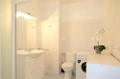 Salle de bains dans l'établissement Spacious Studio Apartment Near The Beach - 2313