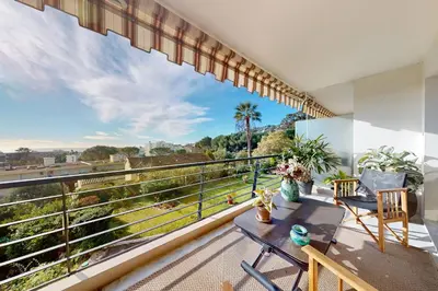Balcon ou terrasse dans l'établissement Apartment T2 Golfe Juan PANORAMIC SEA VIEW