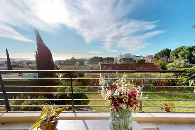 Balcon ou terrasse dans l'établissement Apartment T2 Golfe Juan PANORAMIC SEA VIEW