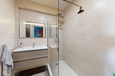 Salle de bains dans l'établissement Apartment T2 Golfe Juan PANORAMIC SEA VIEW
