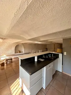 Cuisine ou kitchenette dans l'établissement Large duplex with garden in historic house