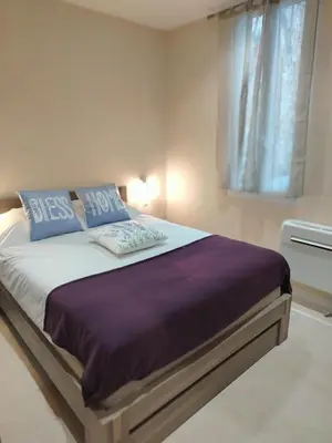 Un ou plusieurs lits dans un hébergement de l'établissement Cannes centre T3 Carré D'Or calme air conditionné WiFi