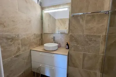 Salle de bains dans l'établissement Facing the sea 2 steps from the beaches