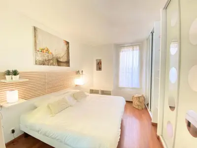 Un ou plusieurs lits dans un hébergement de l'établissement One bedroom with balcony Rue Chabaud