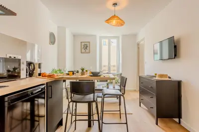 Cuisine ou kitchenette dans l'établissement Brise de Sauge 1BR cosy clim, proche Palais