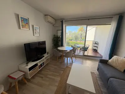 Télévision ou salle de divertissement dans l'établissement Studio lumineux, terrasse, clim, parking, centre ville