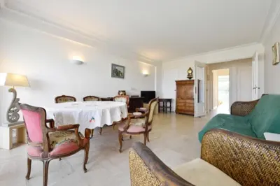 Coin salon dans l'établissement Apartment Near Beach With Sea View 2 Terraces!