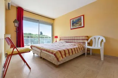 Un ou plusieurs lits dans un hébergement de l'établissement Apartment Near Beach With Sea View 2 Terraces!