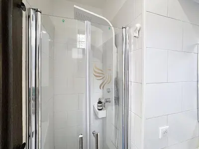 Salle de bains dans l'établissement Studio l'Atelier – Parking & Beaches 15 min Walk