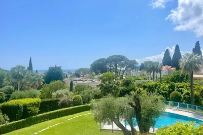 Piscine de l'établissement Cozy flat with terrace and swimming pool in Cannes ou située à proximité