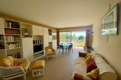 Coin salon dans l'établissement Cozy flat with terrace and swimming pool in Cannes