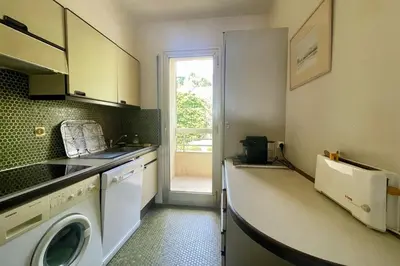 Cuisine ou kitchenette dans l'établissement Cozy flat with terrace and swimming pool in Cannes
