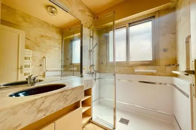 Salle de bains dans l'établissement Cozy flat with terrace and swimming pool in Cannes