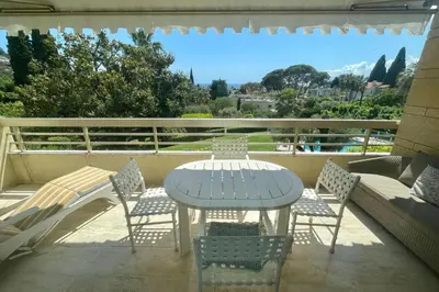 Balcon ou terrasse dans l'établissement Cozy flat with terrace and swimming pool in Cannes