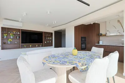 Cuisine ou kitchenette dans l'établissement L'Alina - Balcon - 6 pers - Vue mer