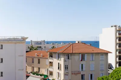 Vue générale sur la mer ou vue sur la mer prise depuis l'appartement
