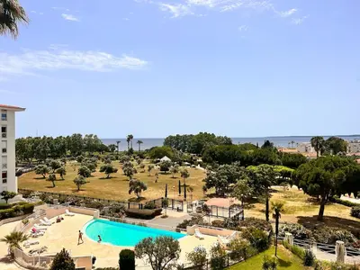 Piscine de l'établissement T2 cosy en bord de mer avec terrasse, piscine et parking ou située à proximité