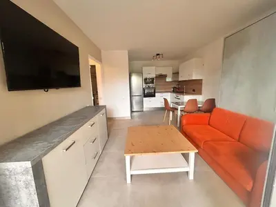Coin salon dans l'établissement T2 cosy en bord de mer avec terrasse, piscine et parking