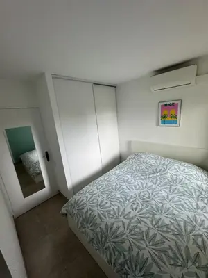 Un ou plusieurs lits dans un hébergement de l'établissement T2 cosy en bord de mer avec terrasse, piscine et parking