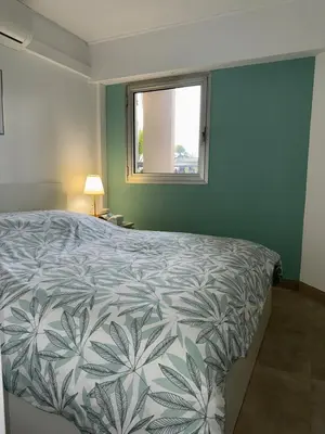 Un ou plusieurs lits dans un hébergement de l'établissement T2 cosy en bord de mer avec terrasse, piscine et parking