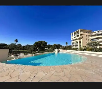 Piscine de l'établissement T2 cosy en bord de mer avec terrasse, piscine et parking ou située à proximité