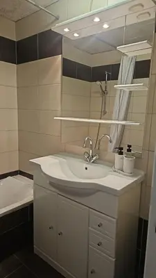 Salle de bains dans l'établissement Quiet Seaside Apartment, 1 Min to Beach, Parking, Promenade de la Plage