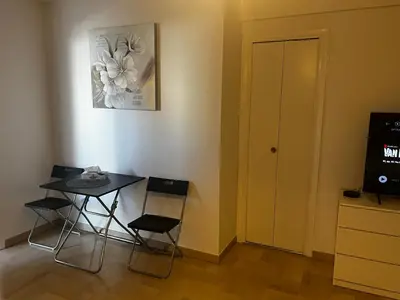 Télévision ou salle de divertissement dans l'établissement Quiet Seaside Apartment, 1 Min to Beach, Parking, Promenade de la Plage